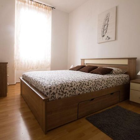 Apartment Eva Pula Bagian luar foto
